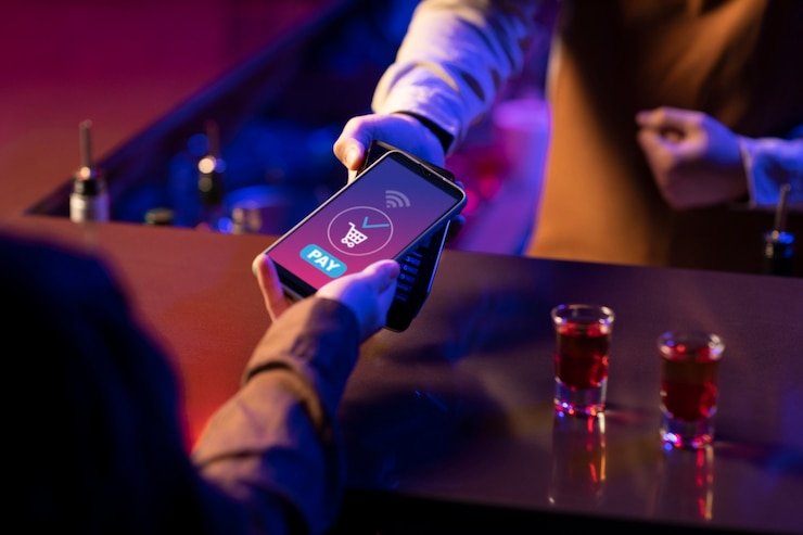 Pengguna mobile memeriksa saldo digital